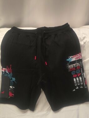 Black staple pigeon shorts